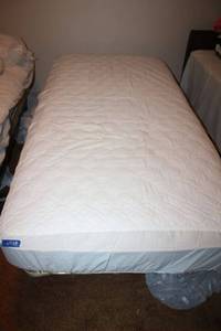 lot 187 image: Twin size bed frame
