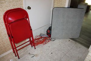 lot 4 image: Folding table, red folding chairs and small shop-vac with extension cord
