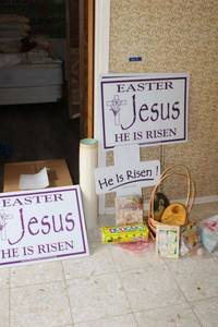 lot 5 image: Easter lot yard signs, baskets, egg coloring, Jesus plaques