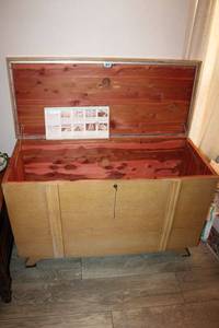 lot 11 image: LANE Cedar Chest with key - 43x18.5x27