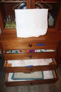 lot 17 image: Fine dining table linens and birthday candles