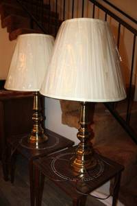 lot 19 image: Pair of table lamps each 30 high