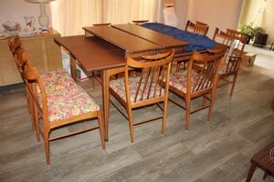 lot 28 image: Vintage dining table - 64x42x30 and chairs. Features concave curve ends and 3 leaf extensions each 12. Also comes with folding cover