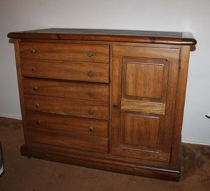 lot 29 image: Dresser with black vinyl inlay top 42x20x32
