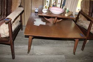 lot 70 image: Square 2-tier coffee table - 32x32x23