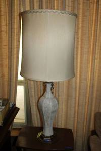 lot 74 image: White ceramic table lamp (matches lot 67)