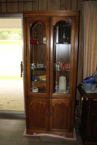 lot 78 image: Lighted Curio Cabinet with glass shelves (not contents) - 7 Tall