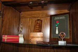 lot 79 image: Desk items pen and pencil set, commemorative coins and metals, letter holders and more
