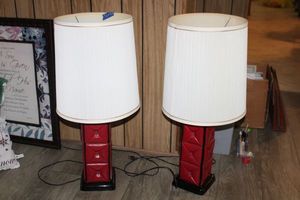 lot 83 image: Pair of red based table lamps - 31H. Red bases look like leather button tiles - theyre plastic.