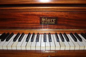 lot 93 image: Vintage upright STARR piano - 56x28x411