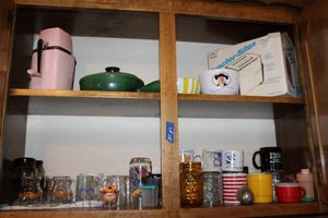 lot 115 image: Vintage juice glasses, vintage pink ice crusher, toaster, Quaker Oats bowl and more