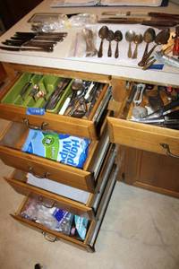 lot 117 image: Silverware, knives, plastic storage bags