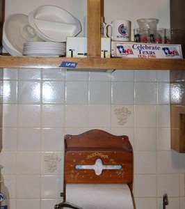 lot 119 image: Wooden Sneeze boxpaper towel holder, plastic white plates, Celebrate Texas items