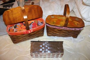 lot 123 image: Basket style purses