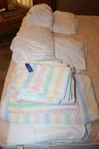 lot 125 image: Bed sheets and mattress covers