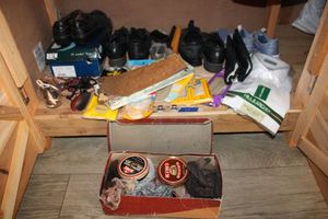 lot 137 image: Mens shoes size 10.511, shoe polish, ties, White dress shirt (unopened), see photos