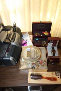 lot 132 image: Portable radioCD player, jewelry box, Fashion jewelry, Citizen watch