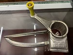 lot 12 image: Vintage hand grinder