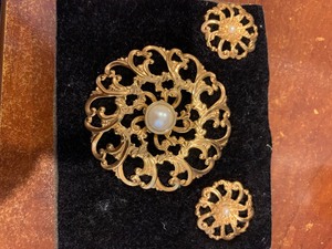 lot 26 image: Ladies Jewelry set