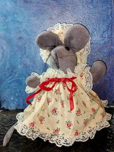 lot 58 image: Adorable Vintage Stuffed Mouse