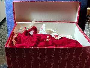 lot 67 image: Vintage Old Fashion Baby Gift Box