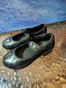 lot 78 image: Size 7 12W Girls Tap Dance Shoes