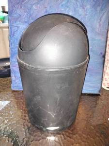 lot 83 image: Sm Black Plastic Trash Can