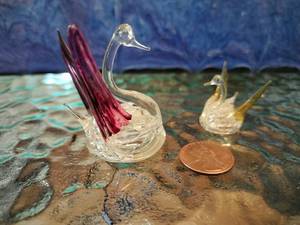 lot 91 image: Sm Hand Blown Glass Swans (See pics)
