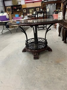 lot 101 image: NICE QUAULITY TABLE