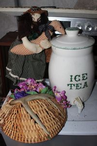 lot 26 image: Iced Tea Dispenser and Home dcor items