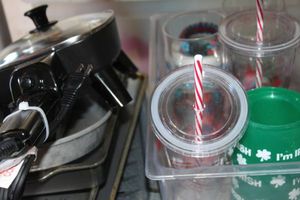 lot 79 image: Bakeware, Electric Skillet Plastic Drinkware