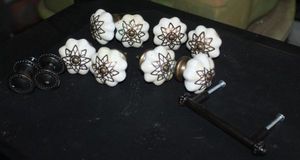 lot 37 image: Porcelain Drawer Pulls