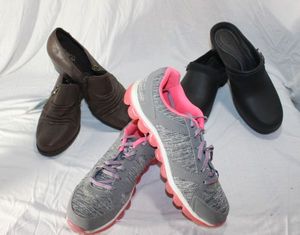 lot 160 image: Womens Shoes 9W, 9.5, and 10W ... Crocs, Danskin Now Memory Foam, and Unworn Bareskin Brand