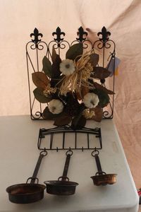 lot 171 image: Wall Dcor 3 Piece Cooper Egg Pans w Hanger and White Pumkin Wreath