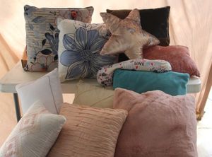 lot 200 image: Decorative pillows