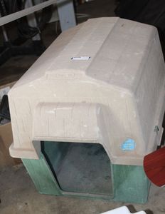 lot 90 image: Large Dog House