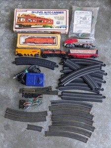 lot 9 image: Life-Like Trains HO Scale Bundle