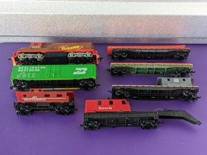 lot 33 image: HO Scale Train Bundle