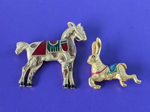 lot 99 image: Lot of 2 - Vintage Museum of American Folk Art Pins