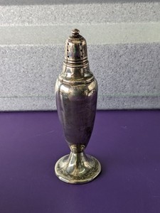 lot 141 image: Sterling Silver Salt Shaker - 36.5grams