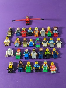 lot 142 image: Lot of 30 - Lego Mini Figurine Action Figures