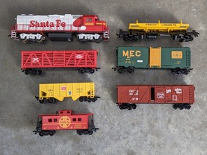 lot 184 image: Lot of 7 - Life Like HO Train Cars Bundle