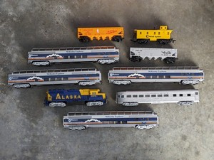 lot 190 image: Vintage Bachmann Alaska Railroad Train Set HO Scale Bundle