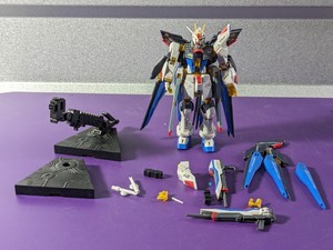 lot 200 image: Gundam Toy