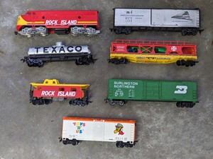 lot 229 image: Lot of 7 - HO Scale Train Cars Bundle