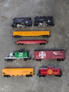 lot 230 image: Lot of 8 - HO Scale Train Cars Bundle