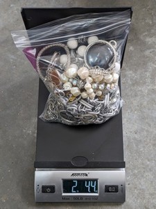 lot 251 image: Assorted Fashion Jewelry Bundle - 2.4 Pounds