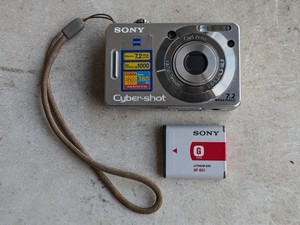 lot 256 image: Sony CyberShot 7.2MP Point N Shoot Camera