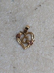 lot 263 image: 10K Gold Necklace Pendant Heart - 0.8grams