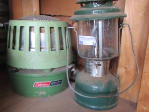 lot 14 image: Coleman KEROSINE  LANTERN &  COLEMAN HEATER